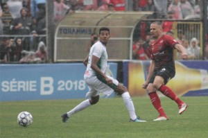 Leandro Camilo fez mais uma temporada de discreta regularidade: zagueiro de poucos cartões e muito eficiência Foto: Carlos Insaurriaga/Brasil/Divulgação 