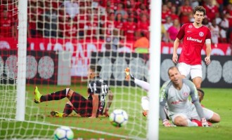 Galo “canta” alto no Beira-Rio