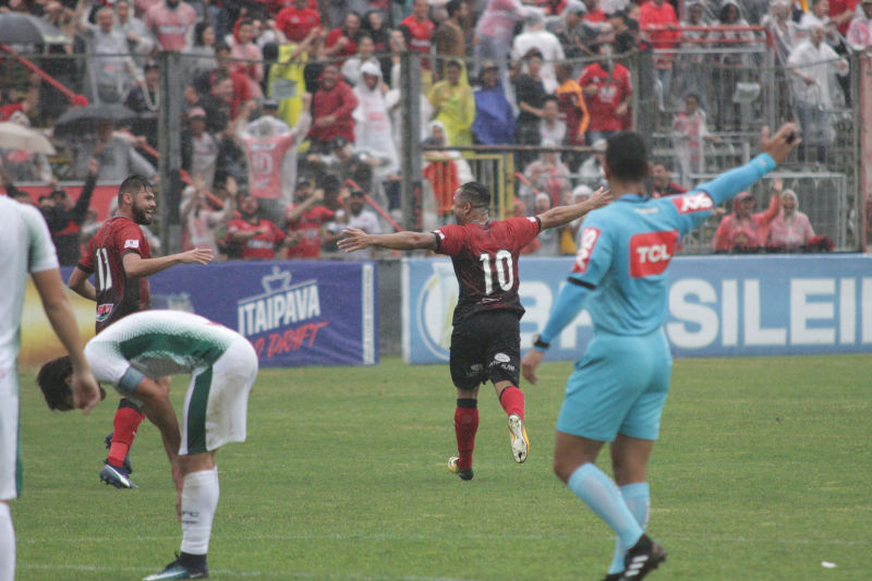 Diego Miranda (10 ) faz gol do Brasil no empate por 1 a 1 com o Guarani: último jogo do ano no Bento Freitas Carlos Insaurriaga/Assessoria GEB