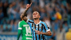 Everton marca o segundo gol do Grêmio na vitória por 2 a 0 diante da Chapecoense: favoritismo confirmado