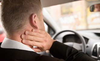 Dirigir por longas horas aumenta risco de problemas na coluna