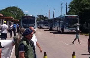 TRABALHADORES paralisaram saídas do Terminal do Guanabara FOTO: Vagner Sedrez/Especial DM 