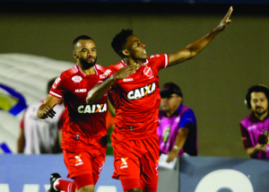 Alex Henrique comemora gol marcado pelo Vila Nova na Série B