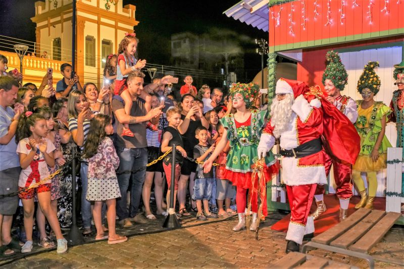 EVENTO artístico-cultural e chegada do Papai Noel no Centro Histórico