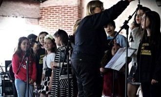 ESCOLA BEATRIZ ROSSELLI NO PALCO : Com trajetória de 53 anos, a escola anualmente apresenta espetáculo