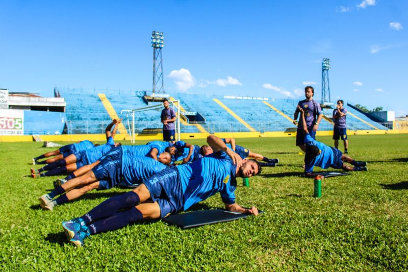 Comissão técnica observa exercício dos jogadores: primeira atividade da pré-temporada na Boca do Lobo Foto: Tales Leal/AI ECP  