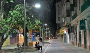 Antigo sistema de iluminação pública foi retirado e as novas luminárias aumentam a segurança na área central