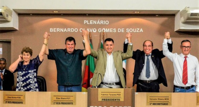 POLÍTICA : Fabrício Tavares eleito presidente da Câmara