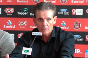 Treinador Paulo Roberto Santos