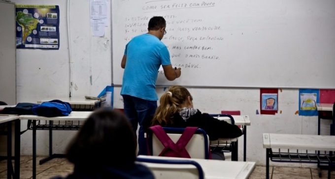 Governador Eduardo Leite sanciona reajuste de 5,4% retroativo a janeiro sobre o piso do magistério estadual