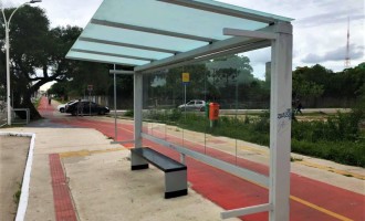 Vidros de paradas de ônibus são furtados em Pelotas