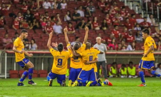 PELOTAS FAZ HISTÓRIA NO BEIRA-RIO : Equipe de Diego Gavilán ganha por 2 a 1, dos titulares do Inter e quebra tabu de 38 anos