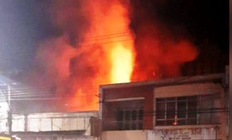 Incêndio destrói depósito de loja