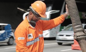 DURA REALIDADE : Ex-Pelotas limpa bueiros em São Paulo