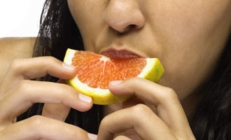 Cuidado com as manchas na pele causadas pelas frutas cítricas