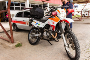 VEÍCULO vai na frente das ambulâncias e presta primeiro atendimento