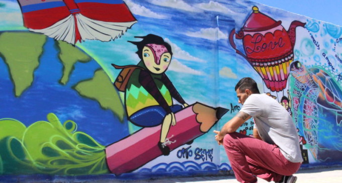 Colégio Simon transforma muro em painel de grafites para comunidade
