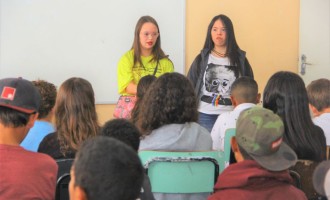 DOWN  : Jovens contam experiências de vida para estudantes da rede municipal