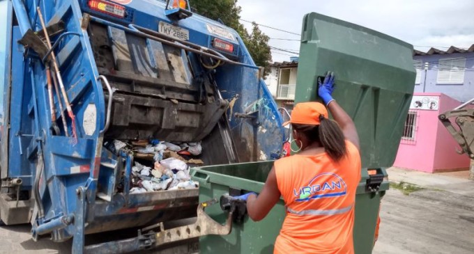 ORGULHO E BOM HUMOR : A rotina das mulheres na coleta de resíduos