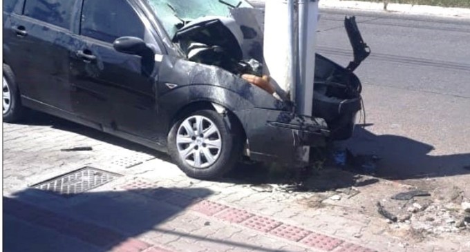 FINAL DE SEMANA : Veículo bate em poste e motorista morre no local