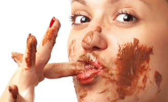 É verdade ou mito que o chocolate causa espinhas?