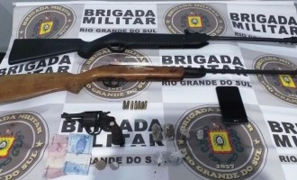 TRÁFICO : Brigada prende trio com  armas e entorpecentes