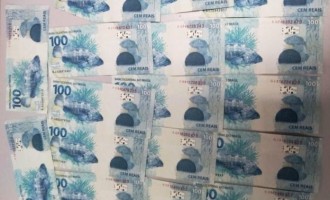 FLAGRANTE : Adolescente é apreendido com R$1.700,00 em notas falsas