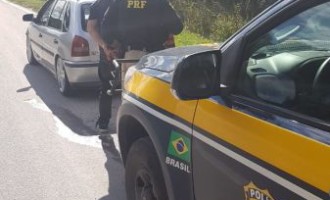 PRF prende condutor dirigindo alcoolizado e em zigue-zague em Pelotas
