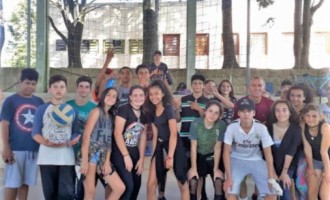 ESCOLAS MUNICIPAIS : Projeto da Prefeitura oferece aulas de vôlei