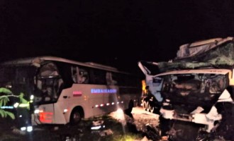 BR-116 : Acidente entre carro, caminhão e ônibus mata duas pessoas em Cristal