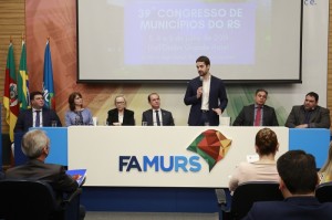 GOVERNADOR Eduardo Leite participou da reunião da FAMURS