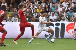 Santos e Inter tiveram jogo movimentado na Vila Belmiro
