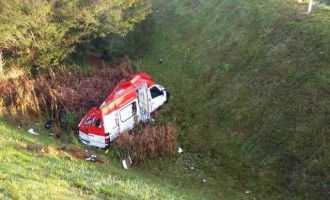 TRÂNSITO : Ambulância furtada é destruída em acidente