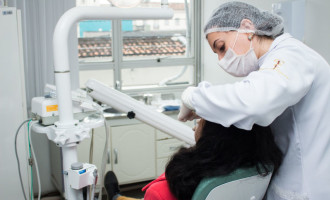 Setor de Saúde Bucal entrega novas próteses dentárias