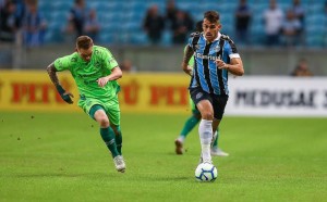 Vizeu comemora gols, classificação e sua boa fase Foto: Lucas Uebel / Grêmio