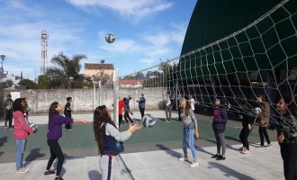 Crianças e jovens podem treinar vôlei no Ginásio Municipal