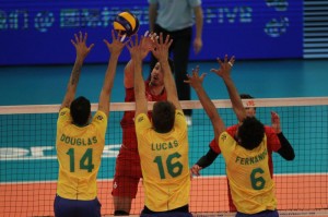 Brasil vence China e Portugal, divide liderança e jogará as últimas em cas