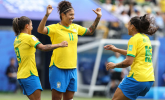 CrisTRIane : Atacante marca três e Brasil bate Jamaica na estreia