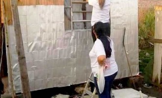 GARAGEM SOLIDÁRIA : Voluntários revestem chalés com caixas de leite