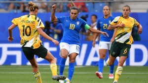 Marta estreou, fez gol, quebrou recorde, mas australianas viraram o jogo e embolaram o Grupo C