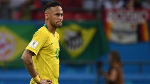 Neymar foi acusado em Paris e volta a conviver com repercussão negativa