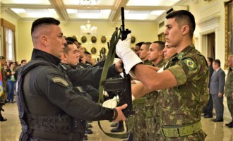 COMBATE AO CRIME : Brigada Militar recebe fuzis e munições do Exército