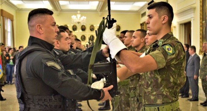 COMBATE AO CRIME : Brigada Militar recebe fuzis e munições do Exército