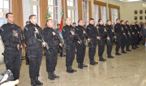 Policiais militares do BOPE receberam as armas no Quartel General 