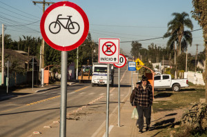 A velha estrada de chão batido, com valetas dos dois lados, recebeu pavimentação asfáltica