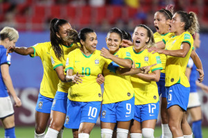 Maior artilheira da história das seleções brasileiras faz 17º gol em Copas e Brasil vence Itália por 1 a 0 para ficar em 3º no Grupo C
