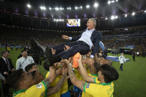 Tite nos braços dos campeões. Treinador gaúcho coquista seu primeiro título com a Seleção