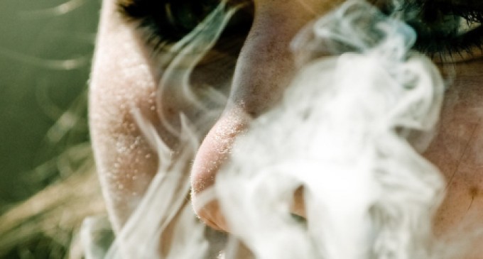 Cigarro faz tão mal aos olhos quanto aos pulmões