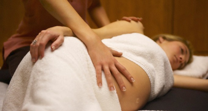 Massagem para gestantes aumenta bem-estar e reduz inchaço das pernas