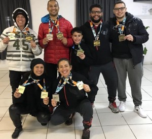 Atletas exibem as medalhas conquistadas no domingo